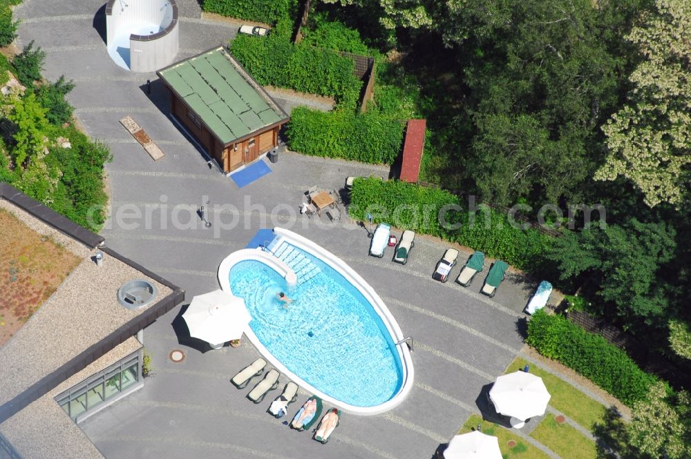 Bad Belzig from the bird's eye view: Spa and swimming pools at the swimming pool of the leisure facility SteinTherme Am Kurpark in Bad Belzig in the state Brandenburg, Germany