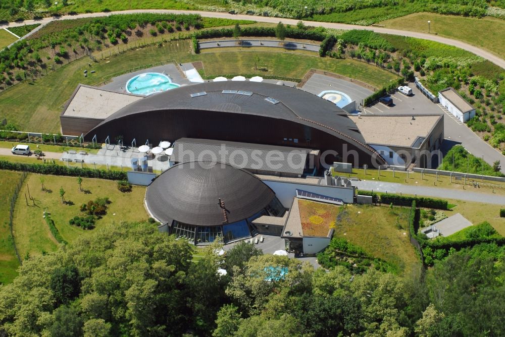 Bad Belzig from above - Spa and swimming pools at the swimming pool of the leisure facility SteinTherme Am Kurpark in Bad Belzig in the state Brandenburg, Germany