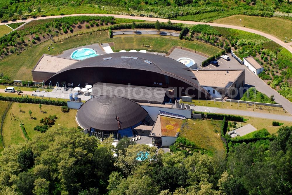 Bad Belzig from the bird's eye view: Spa and swimming pools at the swimming pool of the leisure facility SteinTherme Am Kurpark in Bad Belzig in the state Brandenburg, Germany