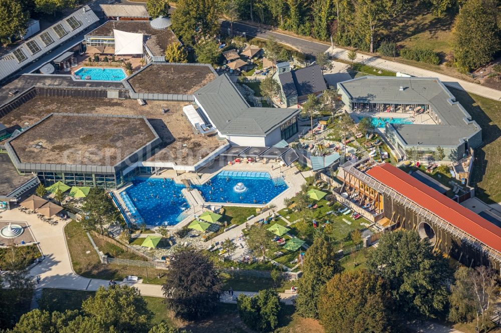 Bad Sassendorf from above - Spa and swimming pools at the swimming pool of the leisure facility of Thermalbad Bad Sassendorf GmbH on Gartenstrasse in Bad Sassendorf in the state North Rhine-Westphalia, Germany