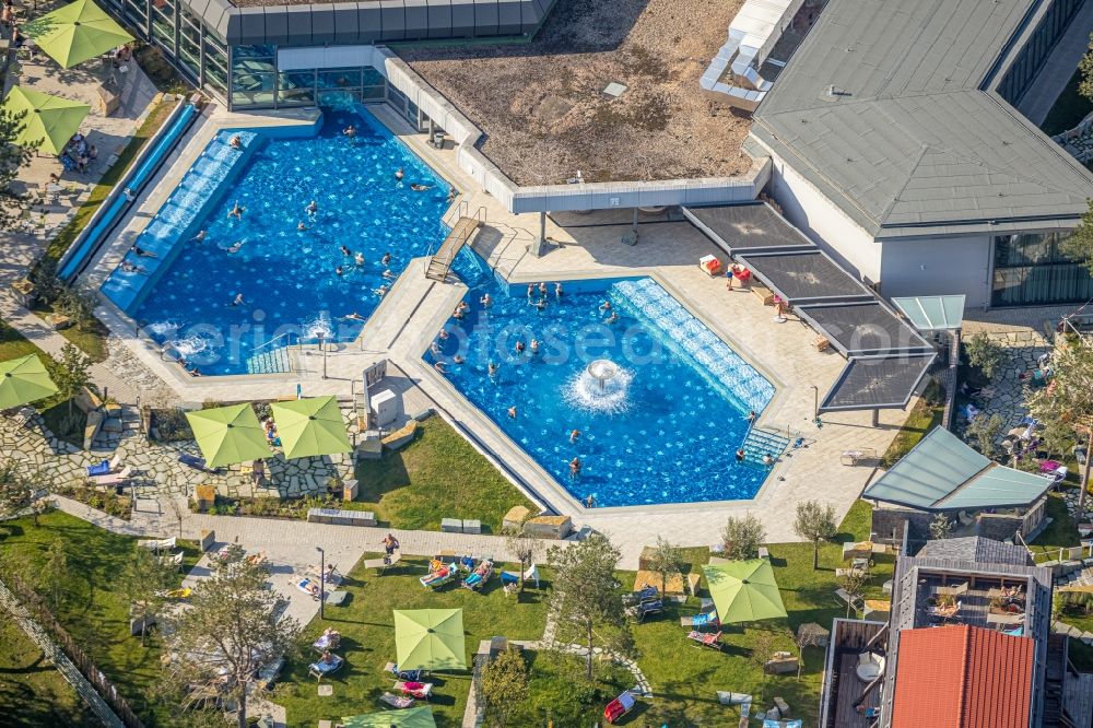 Bad Sassendorf from the bird's eye view: Spa and swimming pools at the swimming pool of the leisure facility of Thermalbad Bad Sassendorf GmbH on Gartenstrasse in Bad Sassendorf in the state North Rhine-Westphalia, Germany