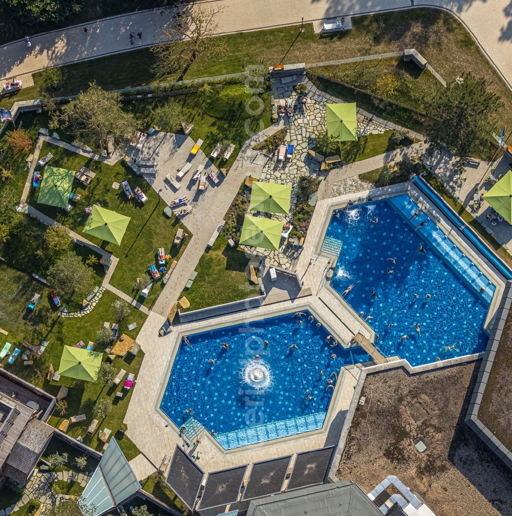 Aerial photograph Bad Sassendorf - Spa and swimming pools at the swimming pool of the leisure facility of Thermalbad Bad Sassendorf GmbH on Gartenstrasse in Bad Sassendorf in the state North Rhine-Westphalia, Germany