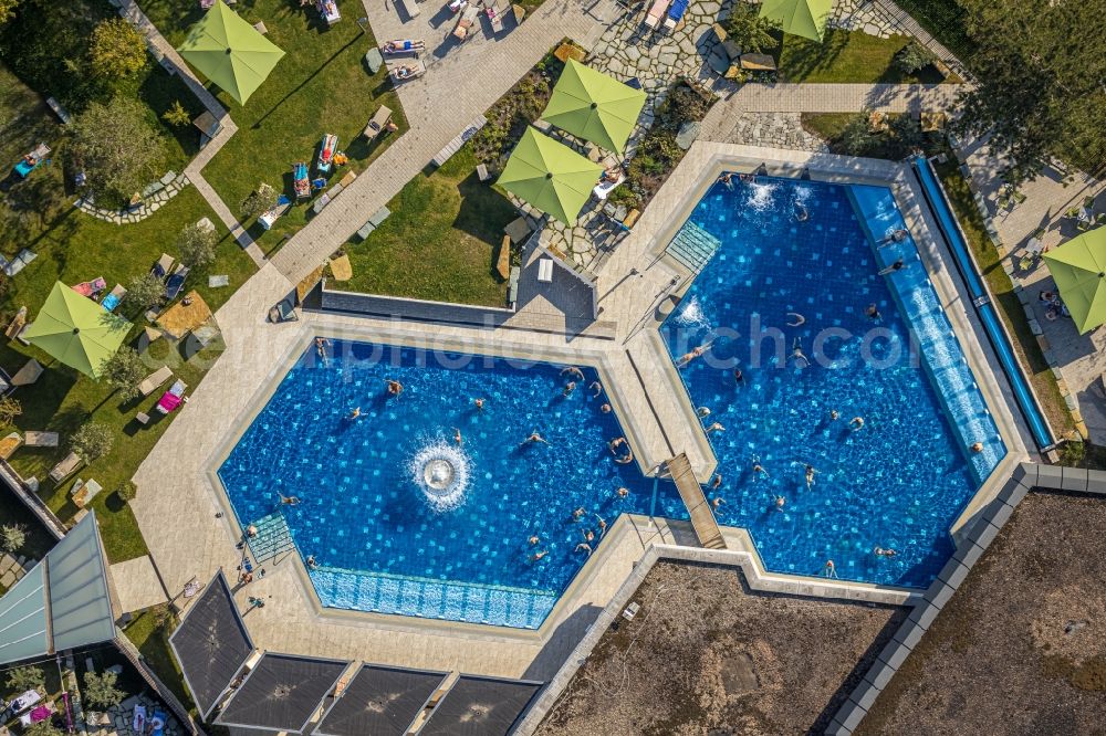 Bad Sassendorf from above - Spa and swimming pools at the swimming pool of the leisure facility of Thermalbad Bad Sassendorf GmbH on Gartenstrasse in Bad Sassendorf in the state North Rhine-Westphalia, Germany