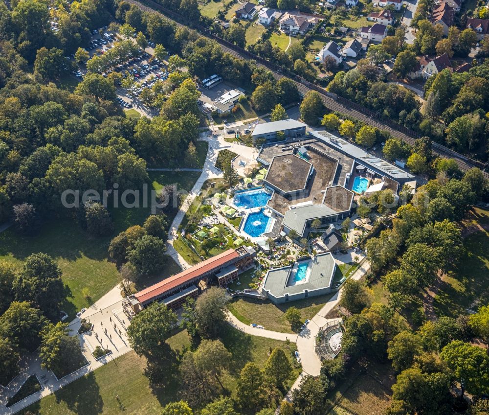 Bad Sassendorf from the bird's eye view: Spa and swimming pools at the swimming pool of the leisure facility of Thermalbad Bad Sassendorf GmbH on Gartenstrasse in Bad Sassendorf in the state North Rhine-Westphalia, Germany