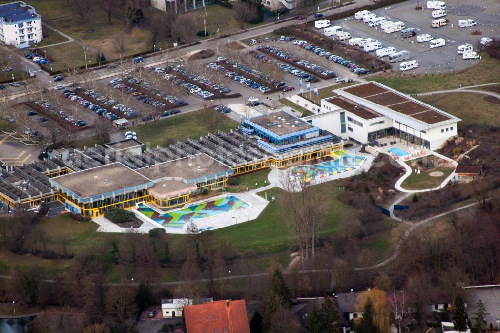 Bad Schönborn from the bird's eye view: Spa and swimming pools at the swimming pool of the leisure facility Thermarium in the district Mingolsheim in Bad Schoenborn in the state Baden-Wuerttemberg