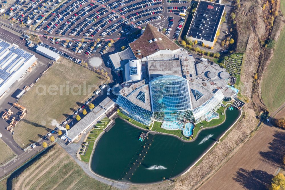 Sinsheim from above - Thermal baths and swimming pools at the outdoor pool of the leisure facility Thermen & Badewelt on the Hummelberg in Sinsheim in the state of Baden-Wuerttemberg