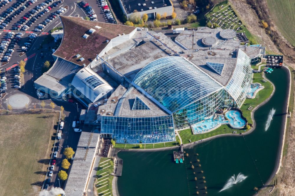 Sinsheim from the bird's eye view: Thermal baths and swimming pools at the outdoor pool of the leisure facility Thermen & Badewelt on the Hummelberg in Sinsheim in the state of Baden-Wuerttemberg