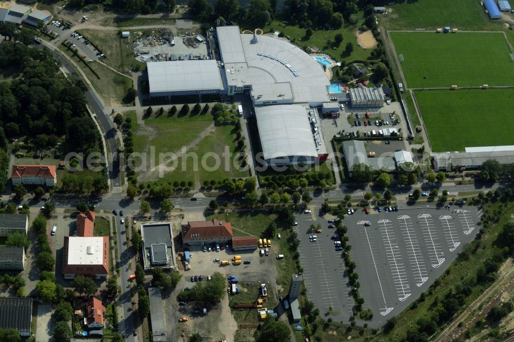 Oranienburg from the bird's eye view: Spa and swimming pools at the swimming pool of the leisure facility TURM ErlebnisCity in Oranienburg in the state Brandenburg