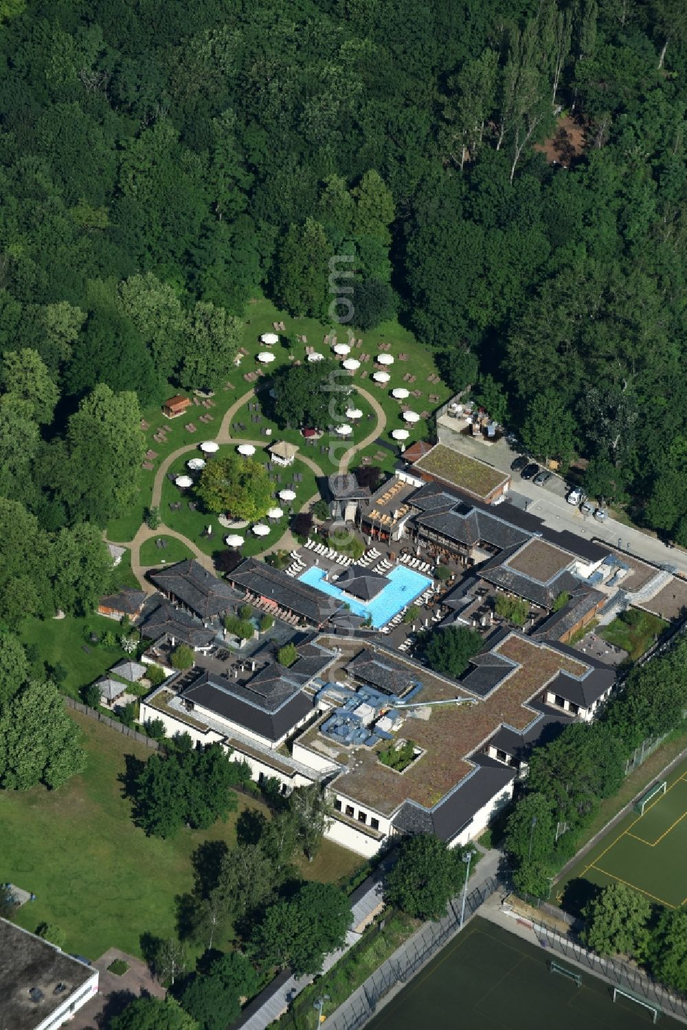 Aerial photograph Berlin - Spa and swimming pool of Recreation Vabali Spa at Seydlitzstrasse the Moabit district of Berlin, Germany