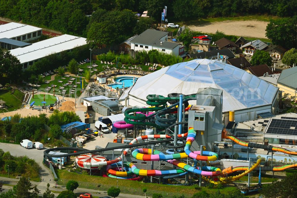 Stein from the bird's eye view: Spa and swimming pools at the swimming pool of the leisure facility with water slide on street Albertus-Magnus-Strasse in Stein in the state Bavaria, Germany