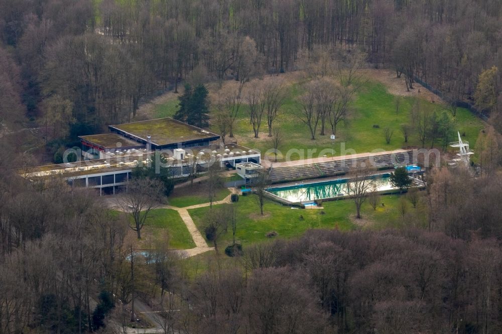 Bochum from the bird's eye view: Spa and swimming pools at the swimming pool of the leisure facility WasserWelten Bochum Hoentrop Am Suedpark in Bochum in the state North Rhine-Westphalia, Germany