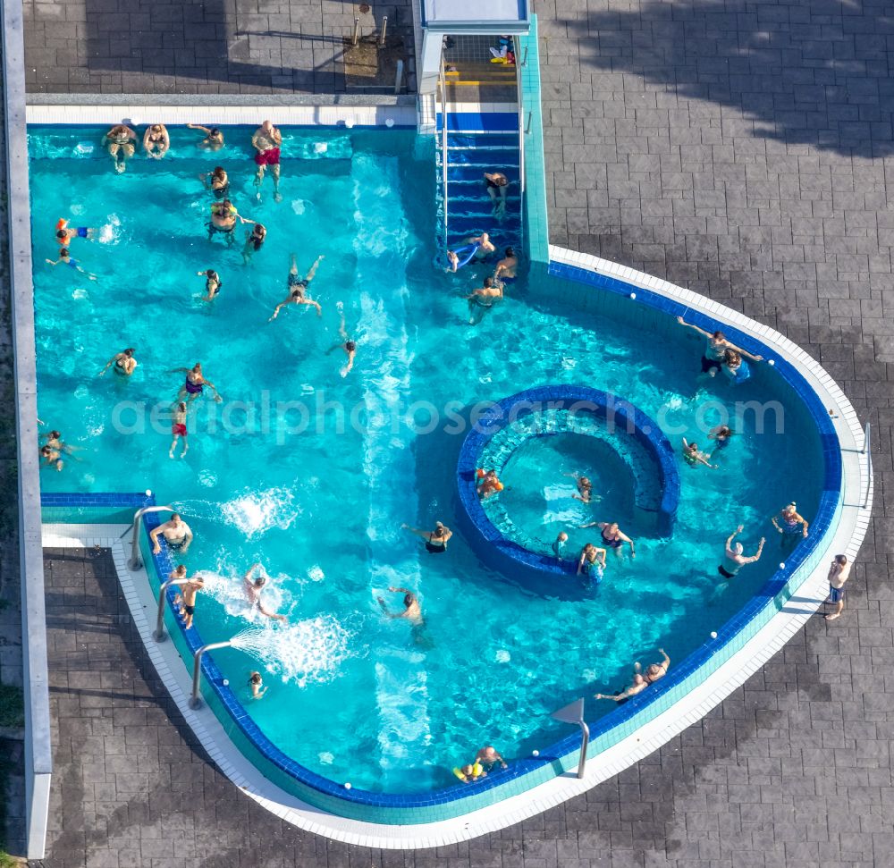 Hagen from the bird's eye view: Spa and swimming pools at the swimming pool of the leisure facility WESTFALENBAD on Stadionstrasse in Hagen at Ruhrgebiet in the state North Rhine-Westphalia, Germany