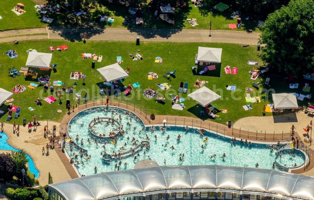 Witten from the bird's eye view: Spa and swimming pools at the swimming pool of the leisure facility in Witten in the state North Rhine-Westphalia