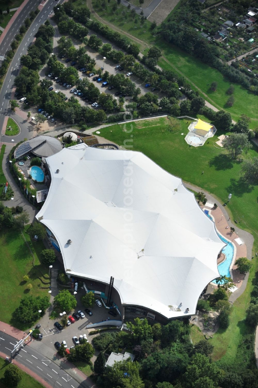 Aerial image Frankfurt am Main - Spa and swimming pools at the swimming pool of the leisure facility Zum Rebstockbad in the district Bockenheim in Frankfurt in the state Hesse, Germany