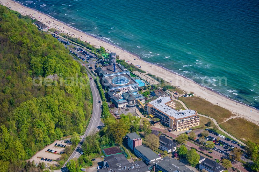 Aerial photograph Timmendorfer Strand - Therme and swimming pool on the beach of the leisure equipment in the district of Scharbeutz in Timmendorfer beach in the federal state Schleswig-Holstein