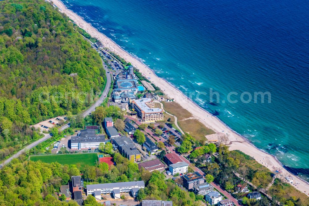 Timmendorfer Strand from the bird's eye view: Therme and swimming pool on the beach of the leisure equipment in the district of Scharbeutz in Timmendorfer beach in the federal state Schleswig-Holstein