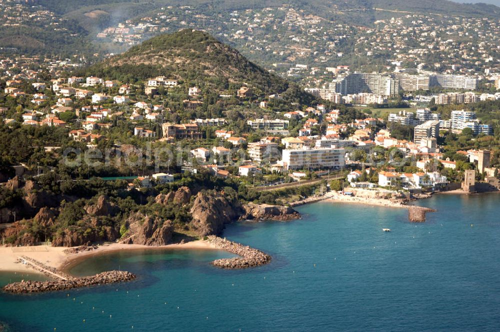 Théole-sur-Mer from the bird's eye view: Blick über Théole-sur-Me am Strand.