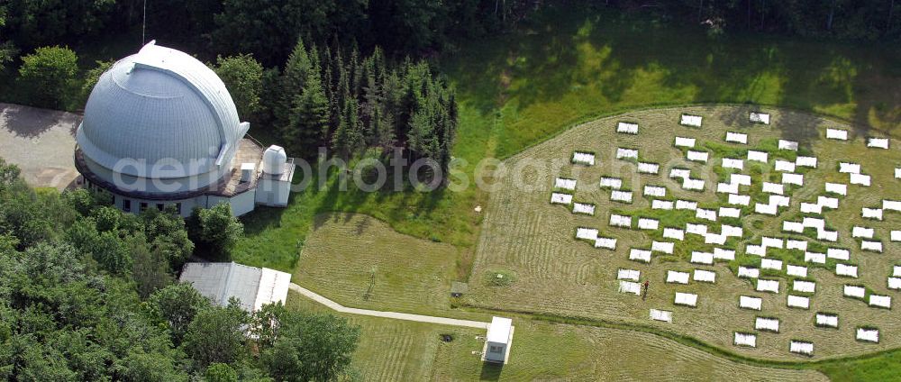 Aerial photograph Tautenburg - Blick auf die Thüringer Landessternwarte in Tautenburg, 10 km nordöstlich von Jena. Das Observatorium wurde 1960 als Institut der damaligen Deutschen Akademie der Wissenschaften gegründet und besitzt mit dem Alfred-Jensch-Teleskop das größte Teleskop auf deutschem Boden. View of the Thuringian State Observatory in Tautenburg, 10 km northeast of Jena. The observatory was founded in 1960 as an institute of the former German Academy of Sciences and possess the Alfred-Jensch-telescope, the largest telescope in Germany.