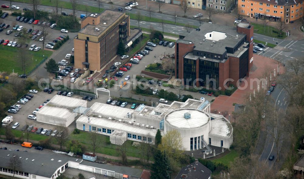 Bochum from the bird's eye view: Blick auf den Thürmer-Saal und die Volksbank Bochum-Filiale im Stadtteil Wiemelhausen von Bochum in Nordrhein-Westfalen. Das KompetenzCenter Universitätsstraße ist eine Geschäftsstelle der Volksbank Bochum Witten eG. Kontakt: KompetenzCenter Universitätsstraße, Tel. +49 (0) 234 33 34 401,