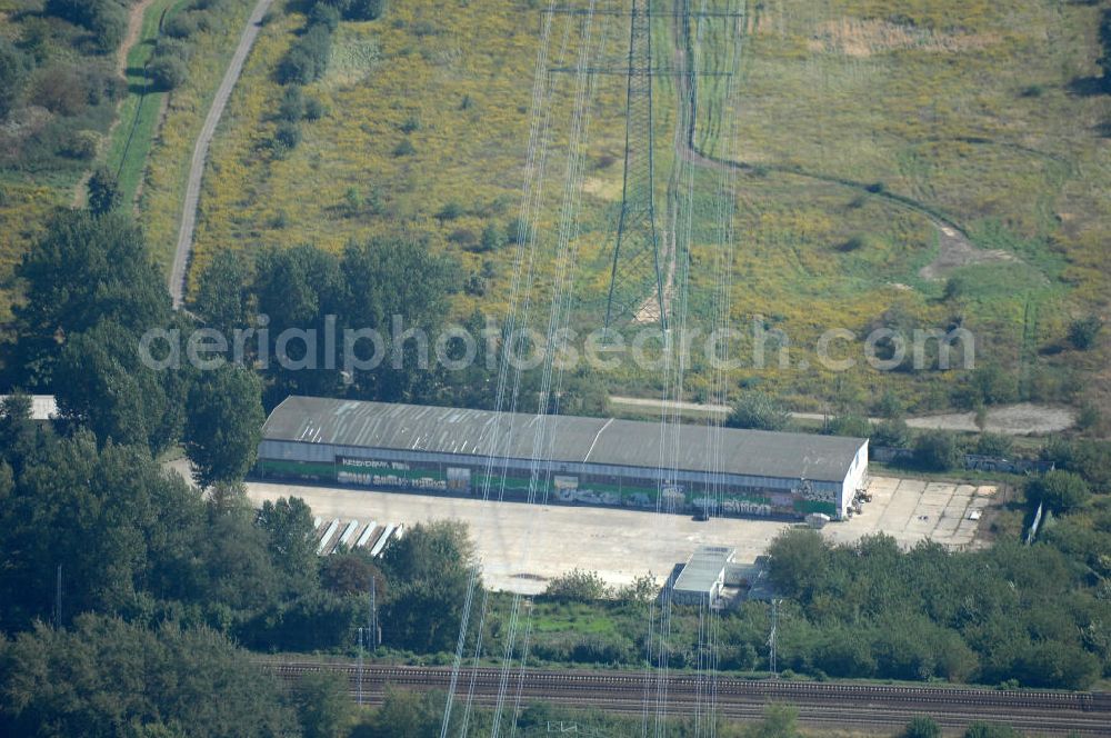 Aerial image Berlin - Blick durch Stromleitungen auf eine Halle für Einsatzfahrzeuge des THW auf dem Geländes des Technischen Hilfswerk, Ortsverband Berlin Pankow an der Wiltbergstraße neben Schienen der Bahnlinen S2, RE3 und RB60 in Buch. Das Gelände diente ehemals als Hauptsitz der Zivilverteidigung der DDR.