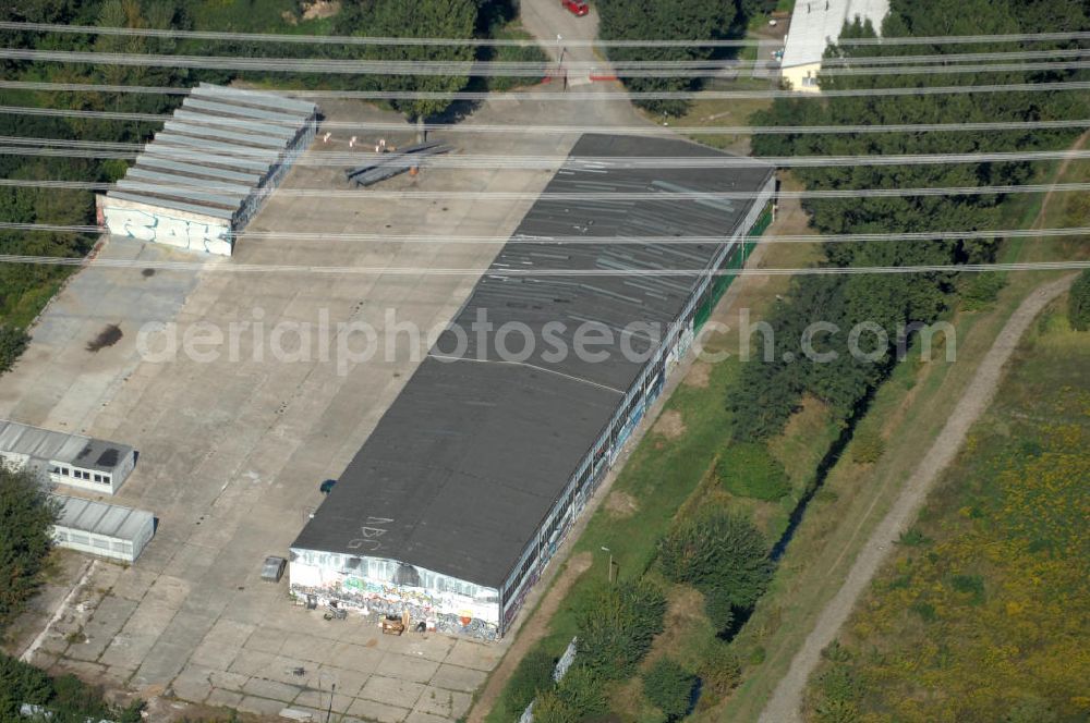 Berlin from above - Blick durch Stromleitungen auf eine Halle für Einsatzfahrzeuge des THW auf dem Geländes des Technischen Hilfswerk, Ortsverband Berlin Pankow an der Wiltbergstraße neben dem Berliner Ring / Autobahn A 10 / E 55 in Buch. Das Gelände diente ehemals als Hauptsitz der Zivilverteidigung der DDR.