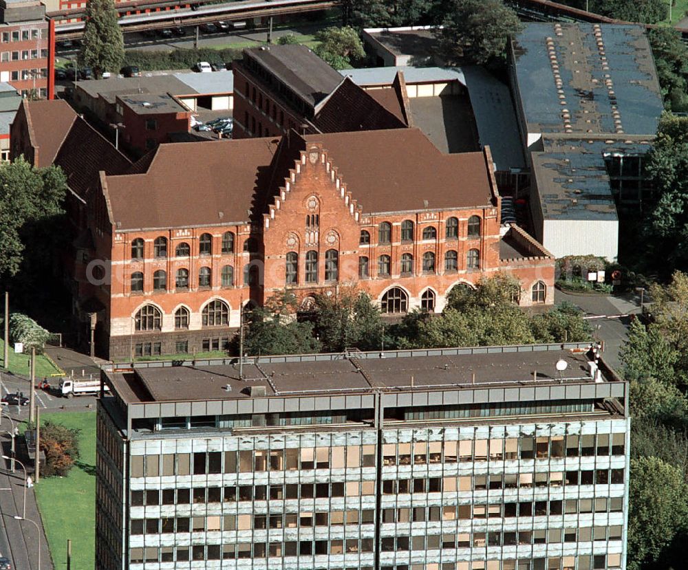 Aerial photograph Duisburg - Blick auf das alte Verwaltungsgebäude der Thyssen AG. Die ThyssenKrupp AG ist ein Stahl- und Rüstungsunternehmen. Duisburg old administrative building of the Thyssen company.