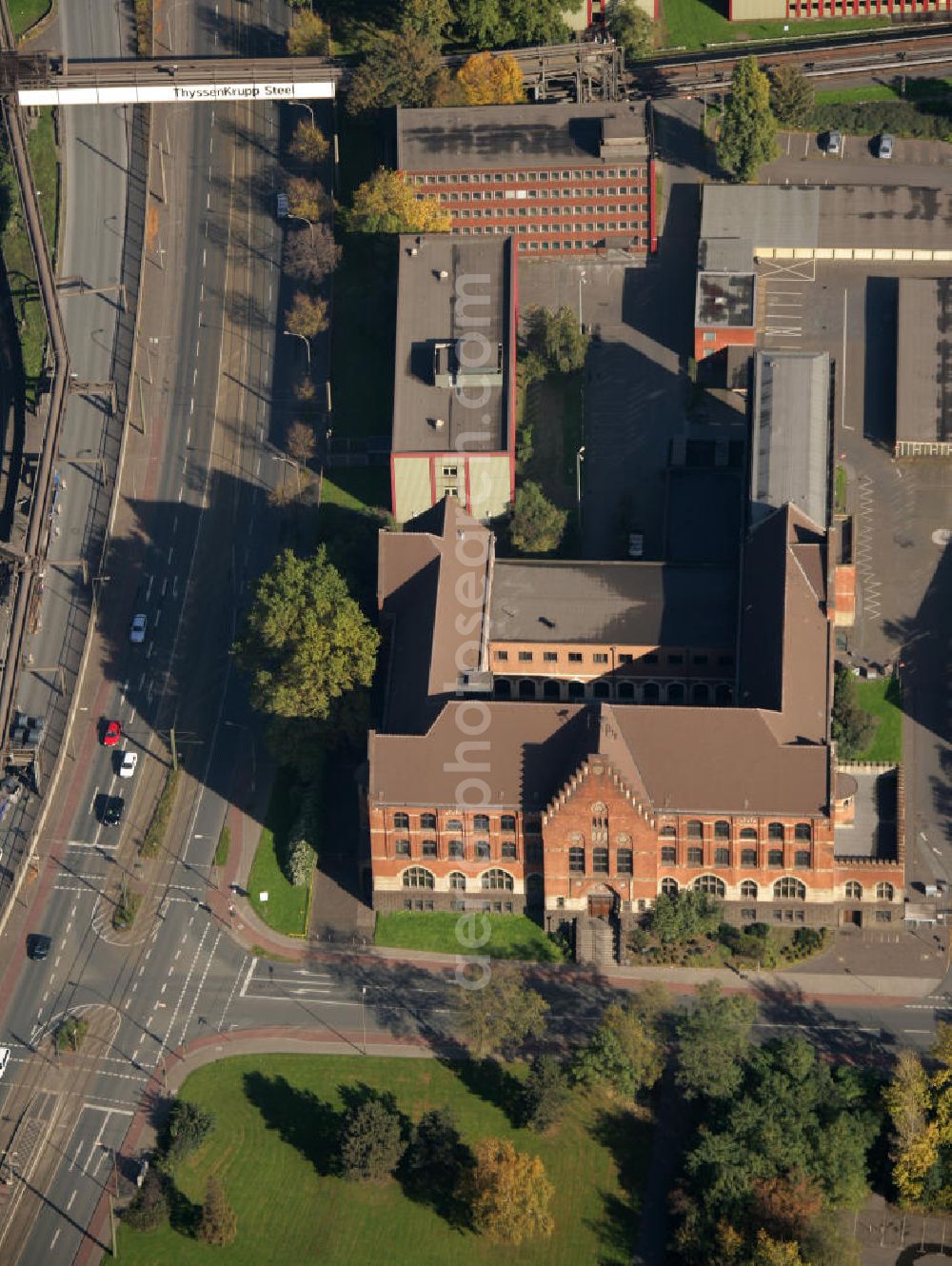 Duisburg from above - Blick auf das alte Verwaltungsgebäude der Thyssen AG. Die ThyssenKrupp AG ist ein Stahl- und Rüstungsunternehmen. Duisburg old administrative building of the Thyssen company.