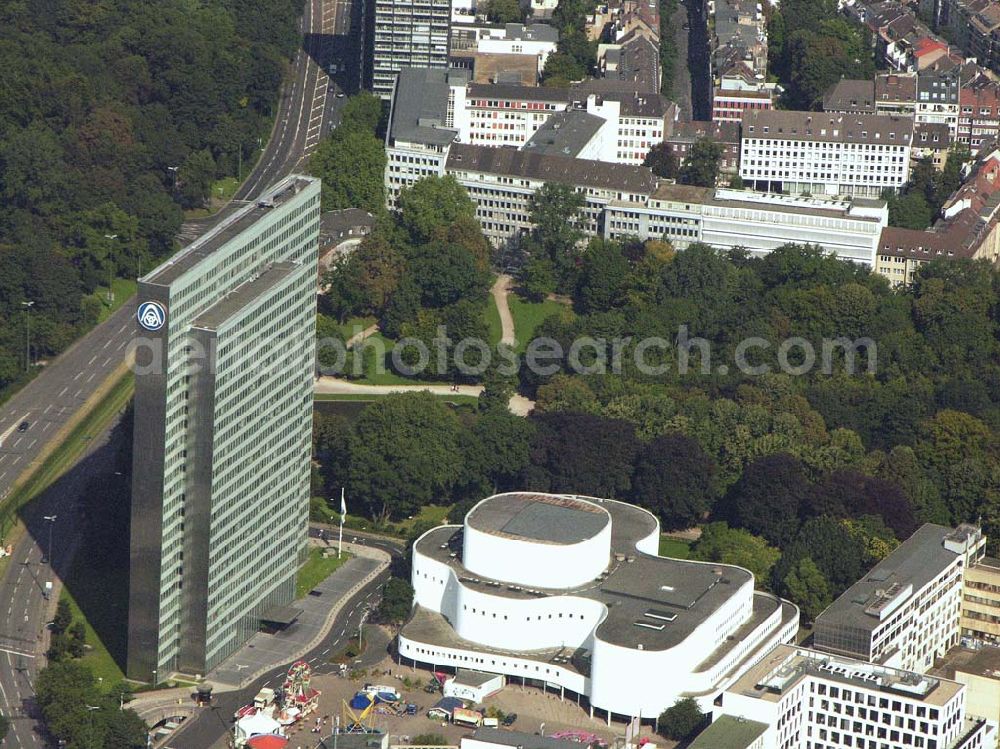 Aerial photograph Düsseldorf (NRW) - Blick auf das Thyssen-Hochhaus. Das 94 Meter hohe Gebäude aus Glas und Stahl besteht aus drei versetzt-parallel angeordneten Scheiben und wird deshalb auch Dreischeibenhaus genannt. Die sechs Meter breiten Büroscheiben erwecken von der Schmalseite betrachtet den Eindruck, man sehe drei Türme. Das Dreischeibenhaus war bei der Fertigstellung 1955 das höchste Bauwerk Düsseldorfs. Daneben das Düsseldorfer Schauspielhaus. ThyssenKrupp AG, August-Thyssen-Straße 1, D-40211 Düsseldorf, Tel.: +49 211 824 0