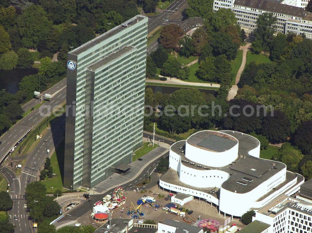 Düsseldorf (NRW) from above - Blick auf das Thyssen-Hochhaus. Das 94 Meter hohe Gebäude aus Glas und Stahl besteht aus drei versetzt-parallel angeordneten Scheiben und wird deshalb auch Dreischeibenhaus genannt. Die sechs Meter breiten Büroscheiben erwecken von der Schmalseite betrachtet den Eindruck, man sehe drei Türme. Das Dreischeibenhaus war bei der Fertigstellung 1955 das höchste Bauwerk Düsseldorfs. Daneben das Düsseldorfer Schauspielhaus. ThyssenKrupp AG, August-Thyssen-Straße 1, D-40211 Düsseldorf, Tel.: +49 211 824 0