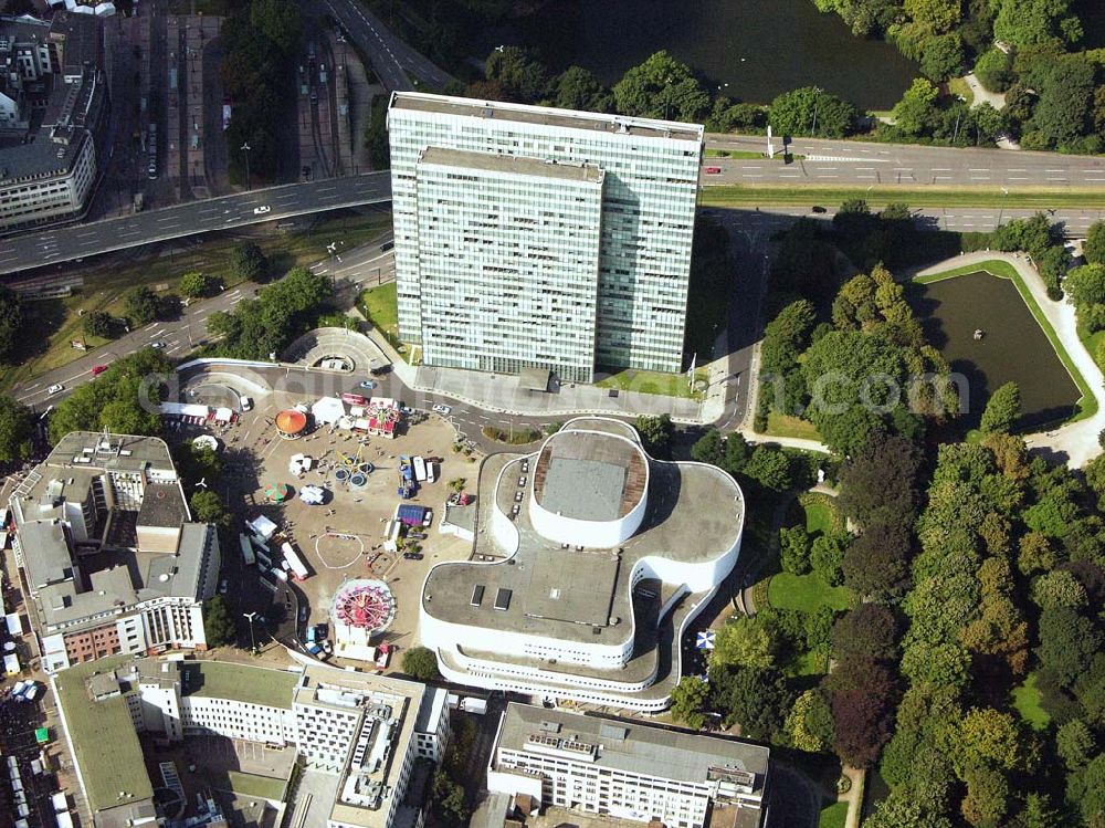 Aerial photograph Düsseldorf (NRW) - Blick auf das Thyssen-Hochhaus. Das 94 Meter hohe Gebäude aus Glas und Stahl besteht aus drei versetzt-parallel angeordneten Scheiben und wird deshalb auch Dreischeibenhaus genannt. Die sechs Meter breiten Büroscheiben erwecken von der Schmalseite betrachtet den Eindruck, man sehe drei Türme. Das Dreischeibenhaus war bei der Fertigstellung 1955 das höchste Bauwerk Düsseldorfs. Daneben das Düsseldorfer Schauspielhaus. ThyssenKrupp AG, August-Thyssen-Straße 1, D-40211 Düsseldorf, Tel.: +49 211 824 0