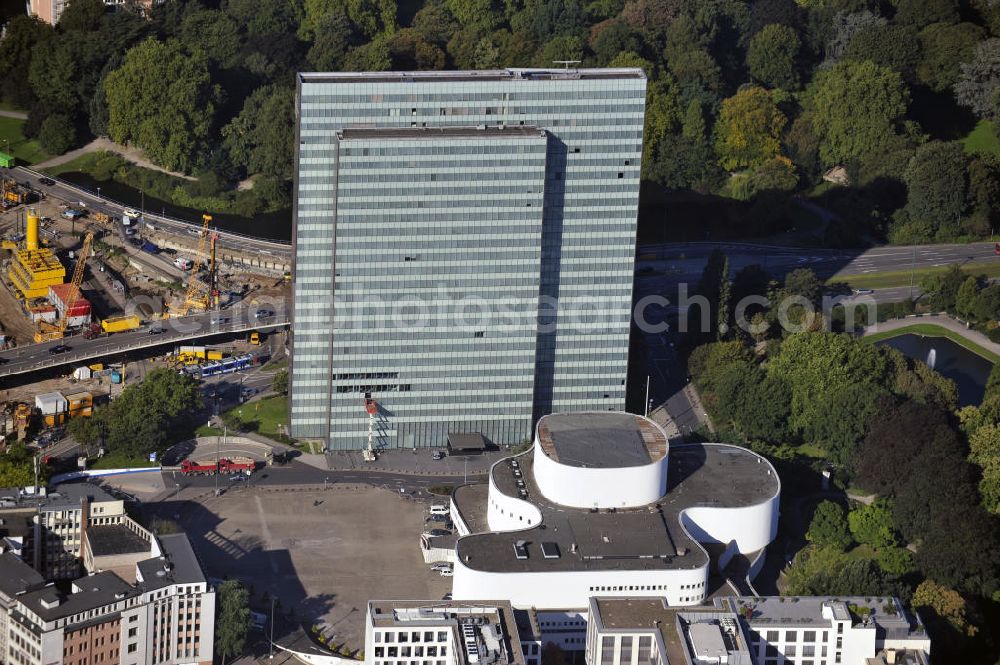 Aerial photograph Düsseldorf - Blick auf das Thyssen-Hochhaus den Sitz der Thyssen Krupp AG und das Schauspielhaus. Duesseldorf administrative building of the Thyssen steel company and the theatre.