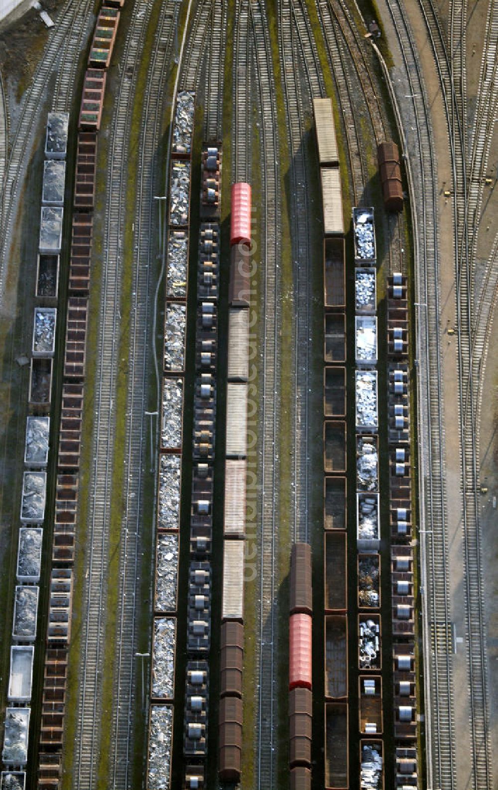 Aerial image Bochum - Blick auf Güterzüge mit Stahlrollen auf dem Gelände der Thyssen Krupp Stahl AG. Bochum freight trains with steel rolls and steel scrap metal on the company s premises of the Thyssen Krupp AG.