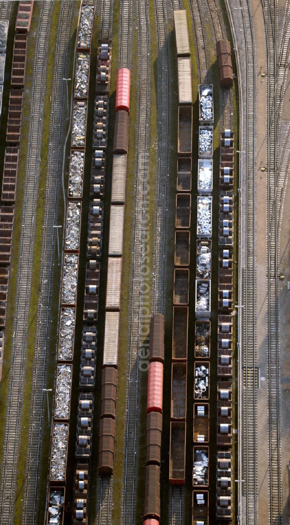 Aerial photograph Bochum - Blick auf Güterzüge mit Stahlrollen auf dem Gelände der Thyssen Krupp Stahl AG. Bochum freight trains with steel rolls and steel scrap metal on the company s premises of the Thyssen Krupp AG.