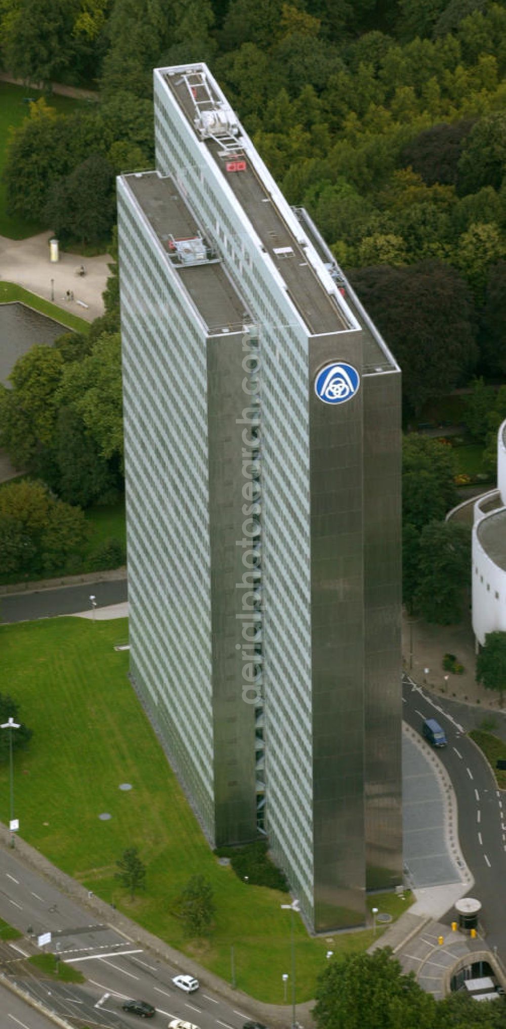 Aerial photograph Düsseldorf - Blick auf das Thyssen-Hochhaus den Sitz der Thyssen Krupp AG und das Schauspielhaus. Duesseldorf administrative building of the Thyssen steel company and the theatre.