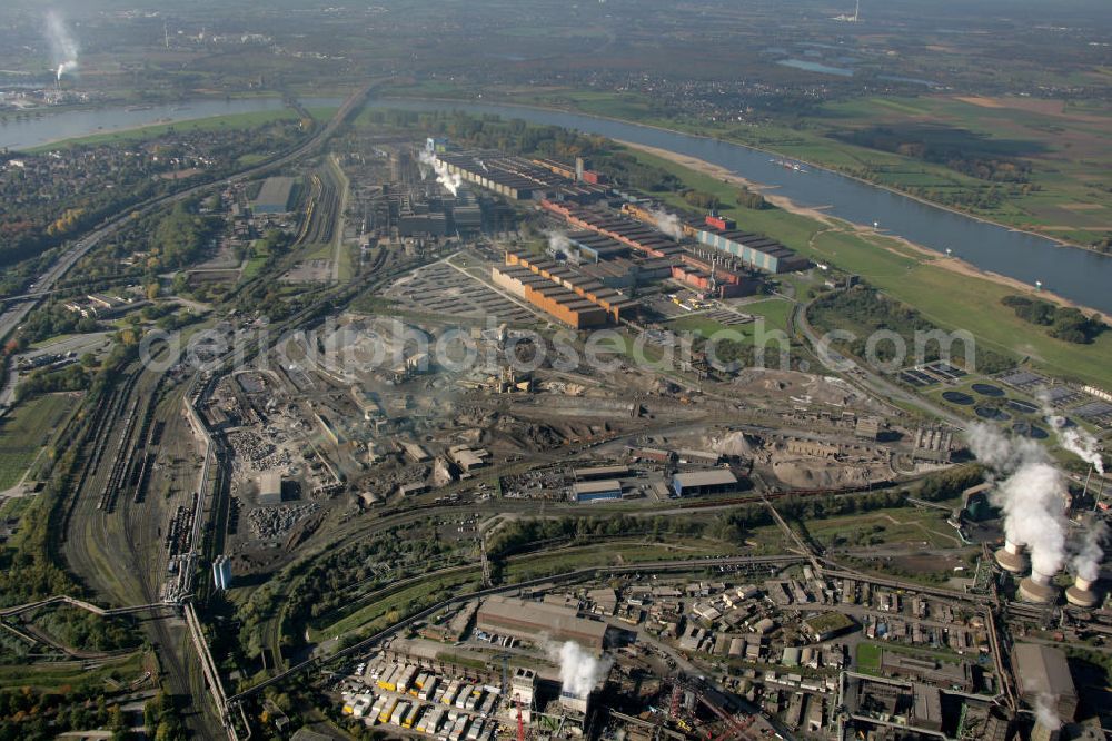 Duisburg from the bird's eye view: Blick auf das Werk Beeckerswerth von ThyssenKrupp und das Werk Bruckhausen in Duisburg-Hamborn. Thyssen-Krupp metallurgical plant Bruckhausen, tap of a blast furnace, structural change.