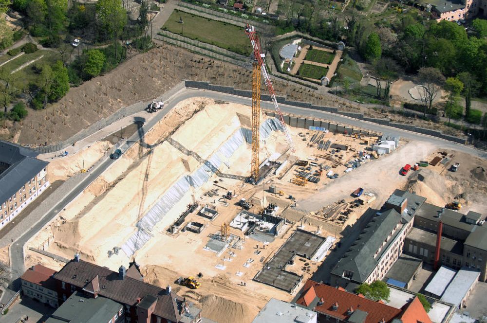 BRANDENBURG from the bird's eye view: Blick auf das Areal der Tiefbauarbeiten zum Erweiterungsbau des Krankenhaus Brandenburg an der Havel.Hier entstehen u.a. durch die Firma BATEG Ingenieurbau ein neues Bettenhaus auf der Grundlage des Entwurfes des Architekturbüros Heinle, Wischer und Partner, Berlin.