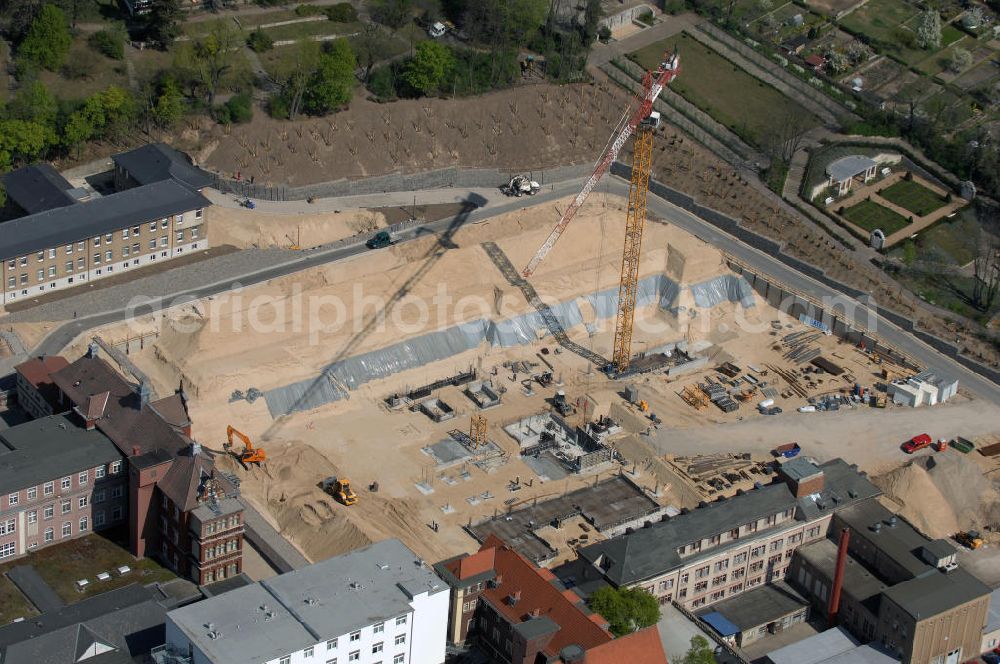 Aerial photograph BRANDENBURG - Blick auf das Areal der Tiefbauarbeiten zum Erweiterungsbau des Krankenhaus Brandenburg an der Havel.Hier entstehen u.a. durch die Firma BATEG Ingenieurbau ein neues Bettenhaus auf der Grundlage des Entwurfes des Architekturbüros Heinle, Wischer und Partner, Berlin.