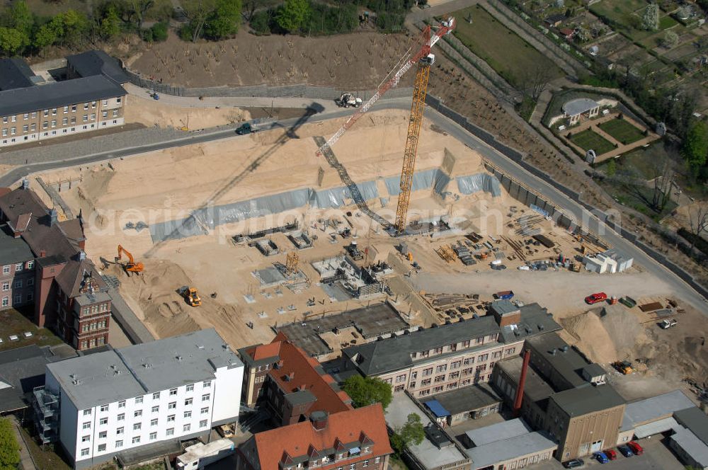 BRANDENBURG from above - Blick auf das Areal der Tiefbauarbeiten zum Erweiterungsbau des Krankenhaus Brandenburg an der Havel.Hier entstehen u.a. durch die Firma BATEG Ingenieurbau ein neues Bettenhaus auf der Grundlage des Entwurfes des Architekturbüros Heinle, Wischer und Partner, Berlin.