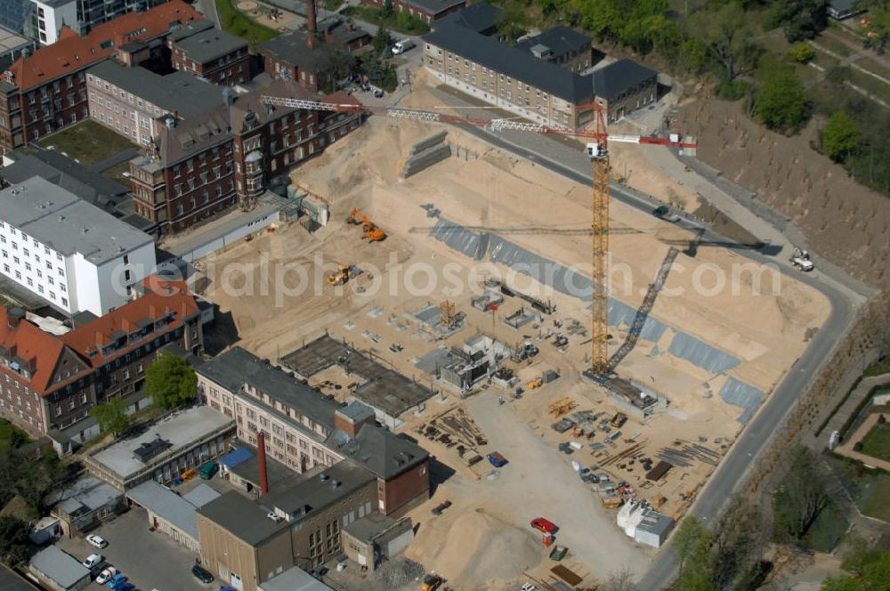 BRANDENBURG from above - Blick auf das Areal der Tiefbauarbeiten zum Erweiterungsbau des Krankenhaus Brandenburg an der Havel.Hier entstehen u.a. durch die Firma BATEG Ingenieurbau ein neues Bettenhaus auf der Grundlage des Entwurfes des Architekturbüros Heinle, Wischer und Partner, Berlin.