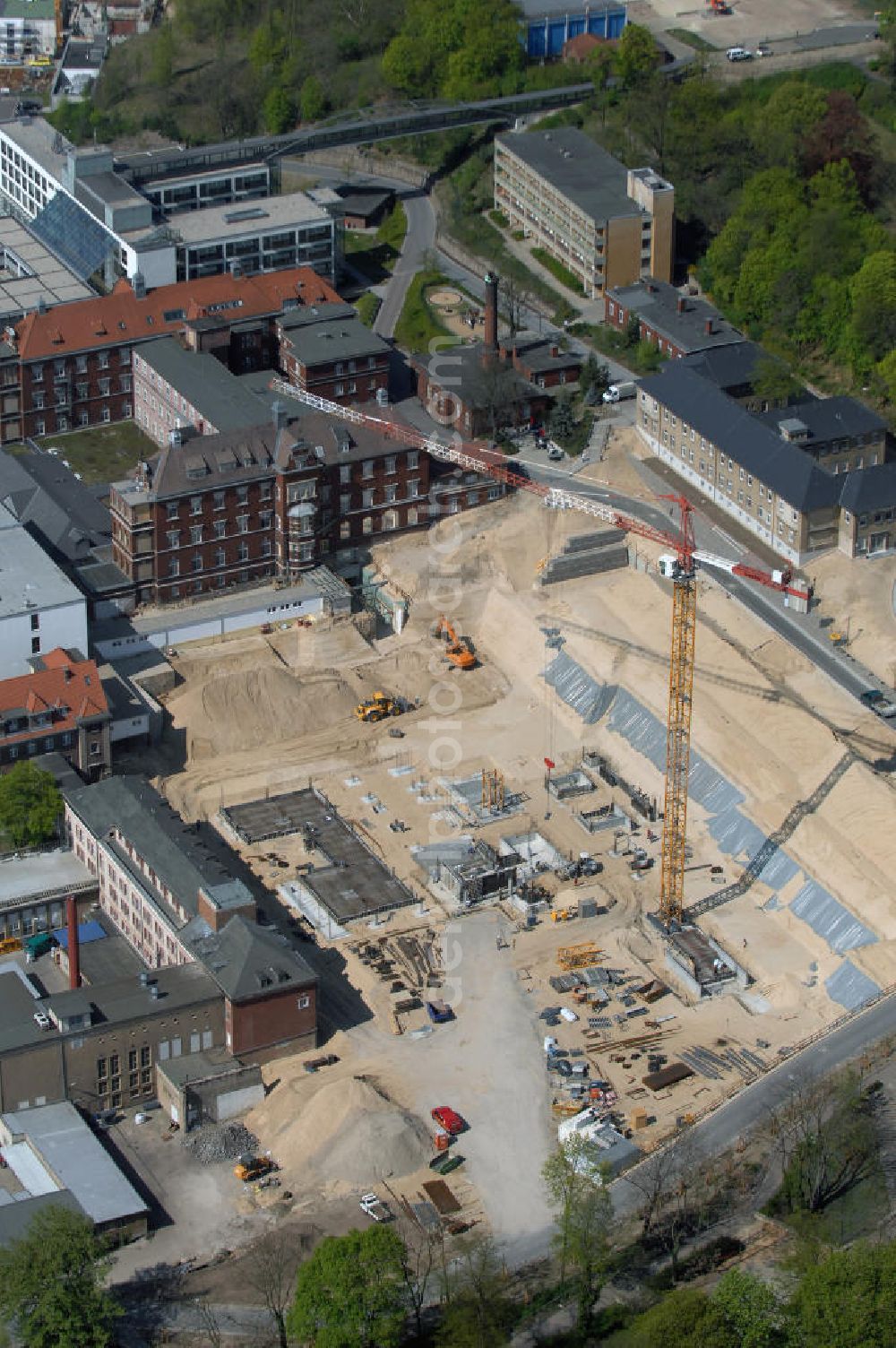 BRANDENBURG from the bird's eye view: Blick auf das Areal der Tiefbauarbeiten zum Erweiterungsbau des Krankenhaus Brandenburg an der Havel.Hier entstehen u.a. durch die Firma BATEG Ingenieurbau ein neues Bettenhaus auf der Grundlage des Entwurfes des Architekturbüros Heinle, Wischer und Partner, Berlin.