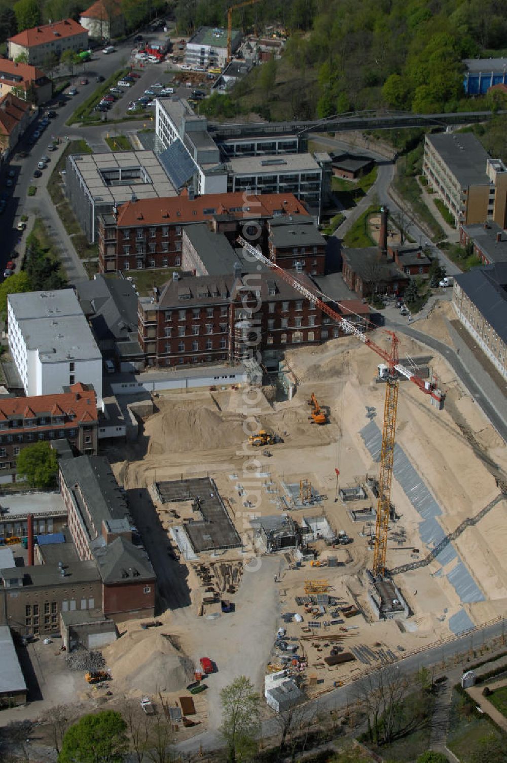 Aerial image BRANDENBURG - Blick auf das Areal der Tiefbauarbeiten zum Erweiterungsbau des Krankenhaus Brandenburg an der Havel.Hier entstehen u.a. durch die Firma BATEG Ingenieurbau ein neues Bettenhaus auf der Grundlage des Entwurfes des Architekturbüros Heinle, Wischer und Partner, Berlin.