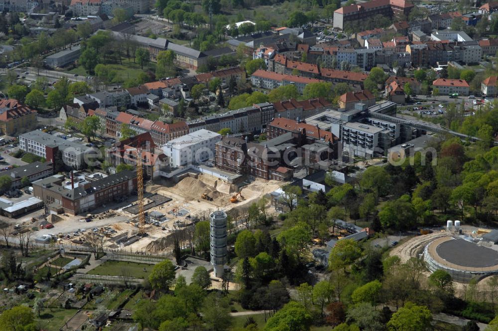 Aerial photograph BRANDENBURG - Blick auf das Areal der Tiefbauarbeiten zum Erweiterungsbau des Krankenhaus Brandenburg an der Havel.Hier entstehen u.a. durch die Firma BATEG Ingenieurbau ein neues Bettenhaus auf der Grundlage des Entwurfes des Architekturbüros Heinle, Wischer und Partner, Berlin.