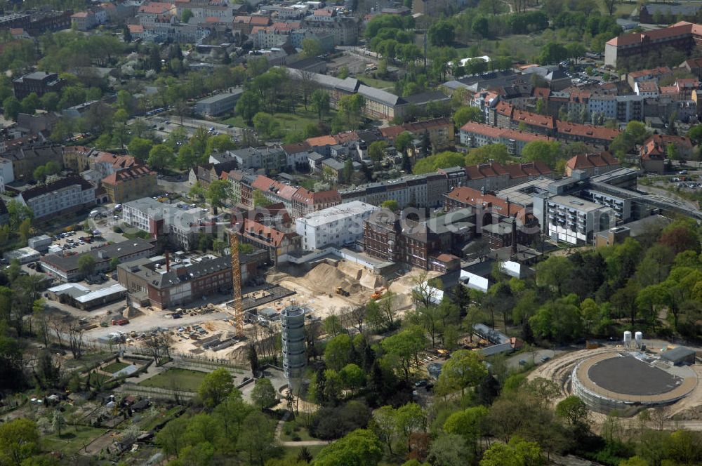 BRANDENBURG from above - Blick auf das Areal der Tiefbauarbeiten zum Erweiterungsbau des Krankenhaus Brandenburg an der Havel.Hier entstehen u.a. durch die Firma BATEG Ingenieurbau ein neues Bettenhaus auf der Grundlage des Entwurfes des Architekturbüros Heinle, Wischer und Partner, Berlin.