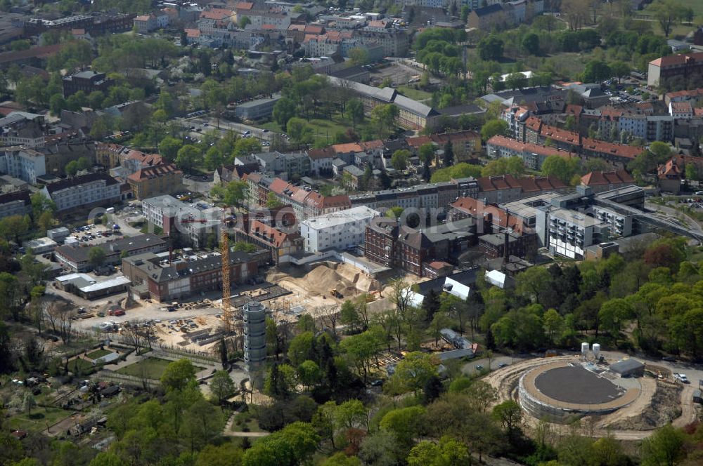 BRANDENBURG from the bird's eye view: Blick auf das Areal der Tiefbauarbeiten zum Erweiterungsbau des Krankenhaus Brandenburg an der Havel.Hier entstehen u.a. durch die Firma BATEG Ingenieurbau ein neues Bettenhaus auf der Grundlage des Entwurfes des Architekturbüros Heinle, Wischer und Partner, Berlin.