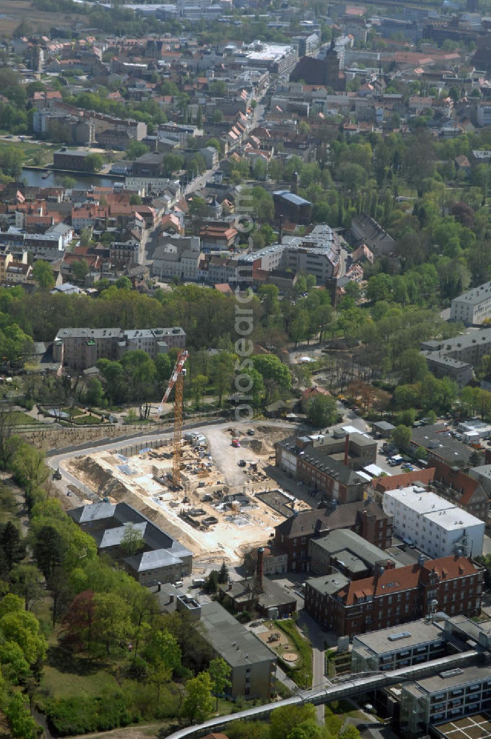 Aerial photograph BRANDENBURG - Blick auf das Areal der Tiefbauarbeiten zum Erweiterungsbau des Krankenhaus Brandenburg an der Havel.Hier entstehen u.a. durch die Firma BATEG Ingenieurbau ein neues Bettenhaus auf der Grundlage des Entwurfes des Architekturbüros Heinle, Wischer und Partner, Berlin.