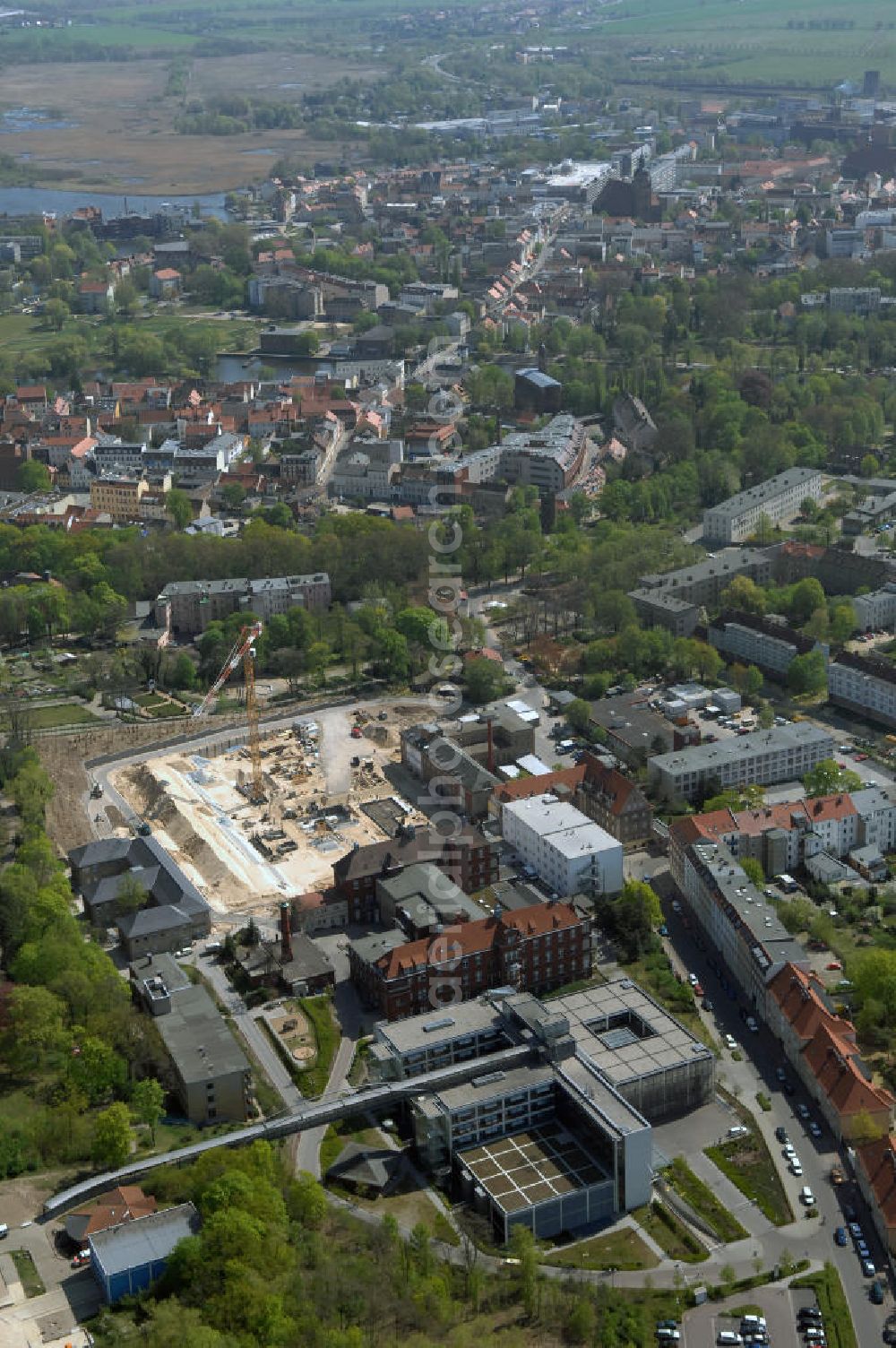 BRANDENBURG from above - Blick auf das Areal der Tiefbauarbeiten zum Erweiterungsbau des Krankenhaus Brandenburg an der Havel.Hier entstehen u.a. durch die Firma BATEG Ingenieurbau ein neues Bettenhaus auf der Grundlage des Entwurfes des Architekturbüros Heinle, Wischer und Partner, Berlin.