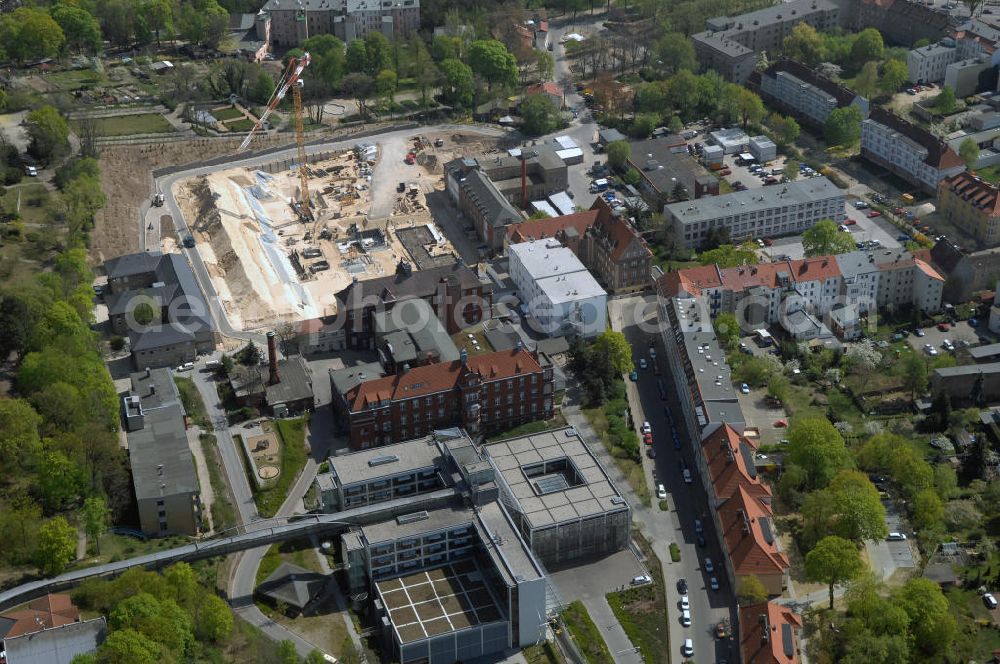 BRANDENBURG from the bird's eye view: Blick auf das Areal der Tiefbauarbeiten zum Erweiterungsbau des Krankenhaus Brandenburg an der Havel.Hier entstehen u.a. durch die Firma BATEG Ingenieurbau ein neues Bettenhaus auf der Grundlage des Entwurfes des Architekturbüros Heinle, Wischer und Partner, Berlin.