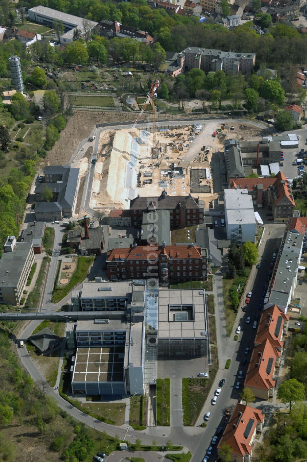 Aerial image BRANDENBURG - Blick auf das Areal der Tiefbauarbeiten zum Erweiterungsbau des Krankenhaus Brandenburg an der Havel.Hier entstehen u.a. durch die Firma BATEG Ingenieurbau ein neues Bettenhaus auf der Grundlage des Entwurfes des Architekturbüros Heinle, Wischer und Partner, Berlin.