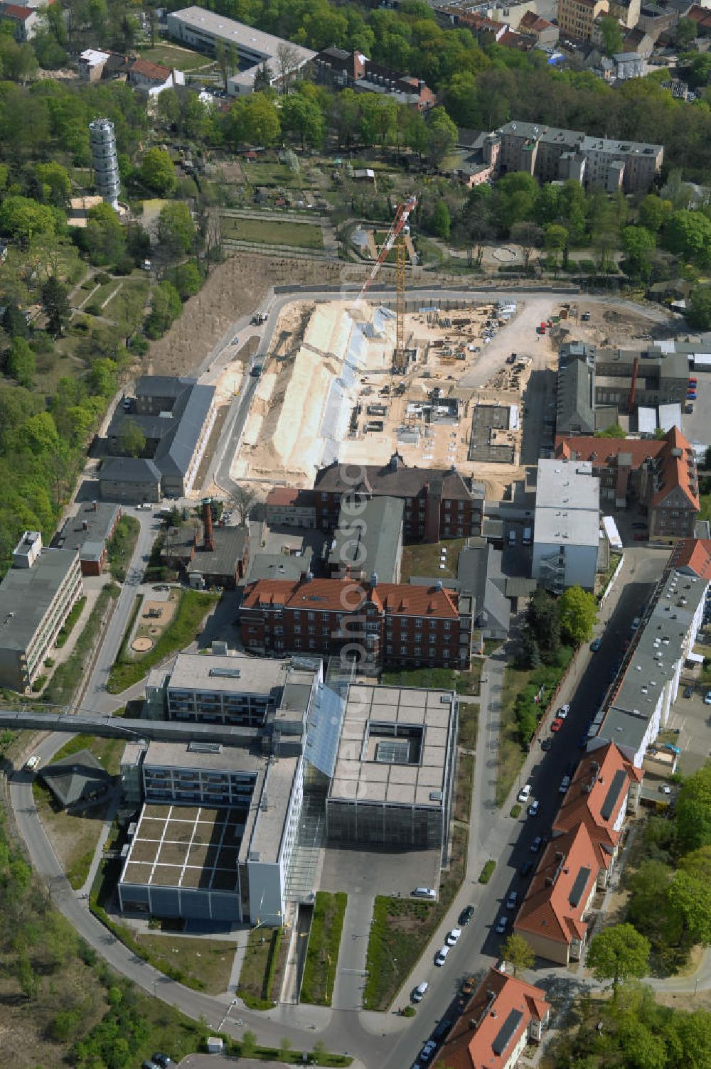 Aerial photograph BRANDENBURG - Blick auf das Areal der Tiefbauarbeiten zum Erweiterungsbau des Krankenhaus Brandenburg an der Havel.Hier entstehen u.a. durch die Firma BATEG Ingenieurbau ein neues Bettenhaus auf der Grundlage des Entwurfes des Architekturbüros Heinle, Wischer und Partner, Berlin.