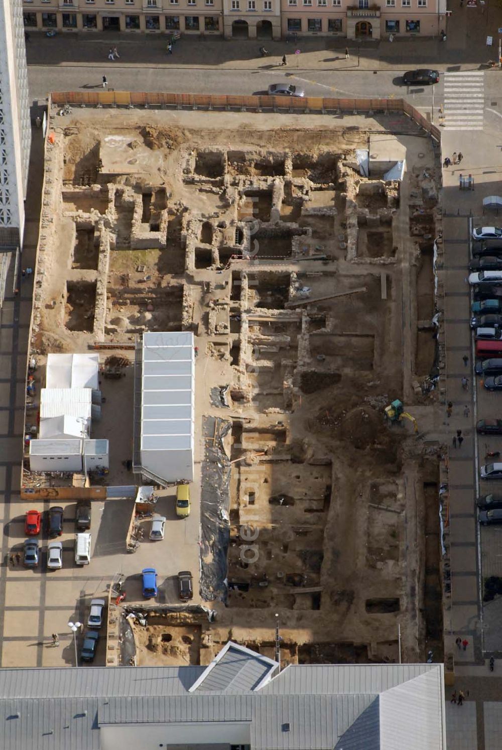 Aerial photograph Neubrandenburg - Blick auf Grabungsarbeiten vom Landesamt für Kultur und Denkmalpflege MV in Vorbereitung auf den Bau einer Tiefgarage vor dem ECE Marktplatz-Center Treptower Straße Ecke Stargarder Straße.